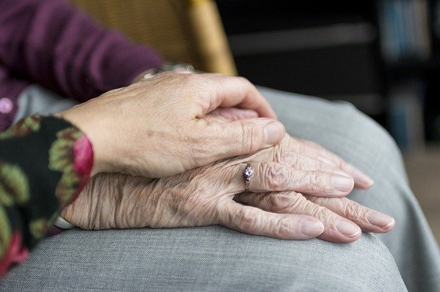這張圖片的 alt 屬性值為空,它的檔案名稱為 hands-2906458_640.jpg